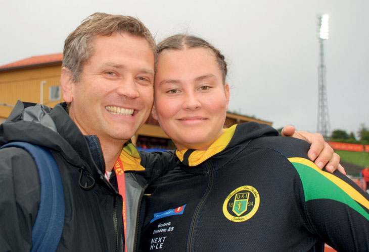 DYNAMITT-DUO: Pappa og trener Martin Hjeltnes var raskt frampå med en godklem da datteren hadde sikret seg den sensasjonelle NM-medaljen på Fana stadion.